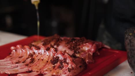 preparación de costillas de cerdo para el asado