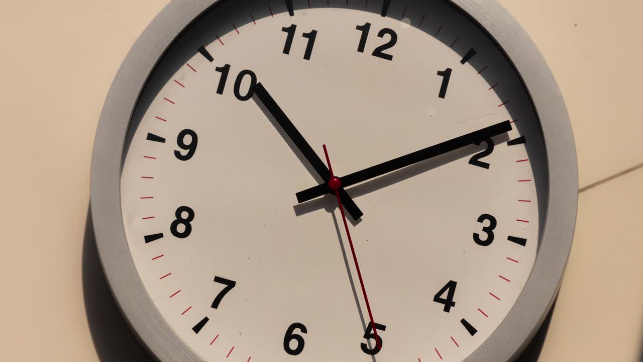 Time lapse su un moderno orologio da parete. Primo piano di un orologio da parete