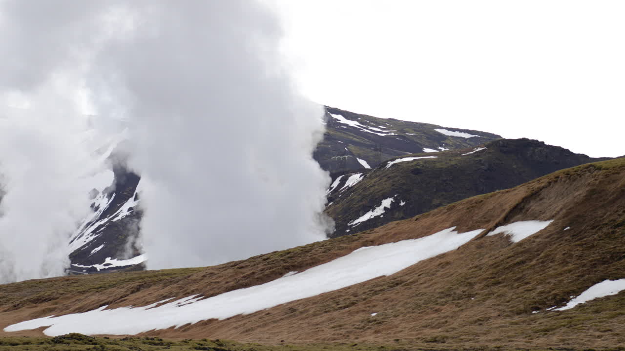 nubes de vapor provenientes de la ladera de la montaña de islandia en 4k