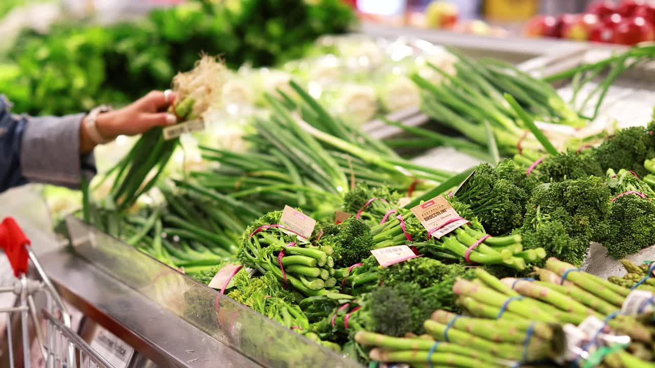 Spesa al supermercato: Verdure fresche.