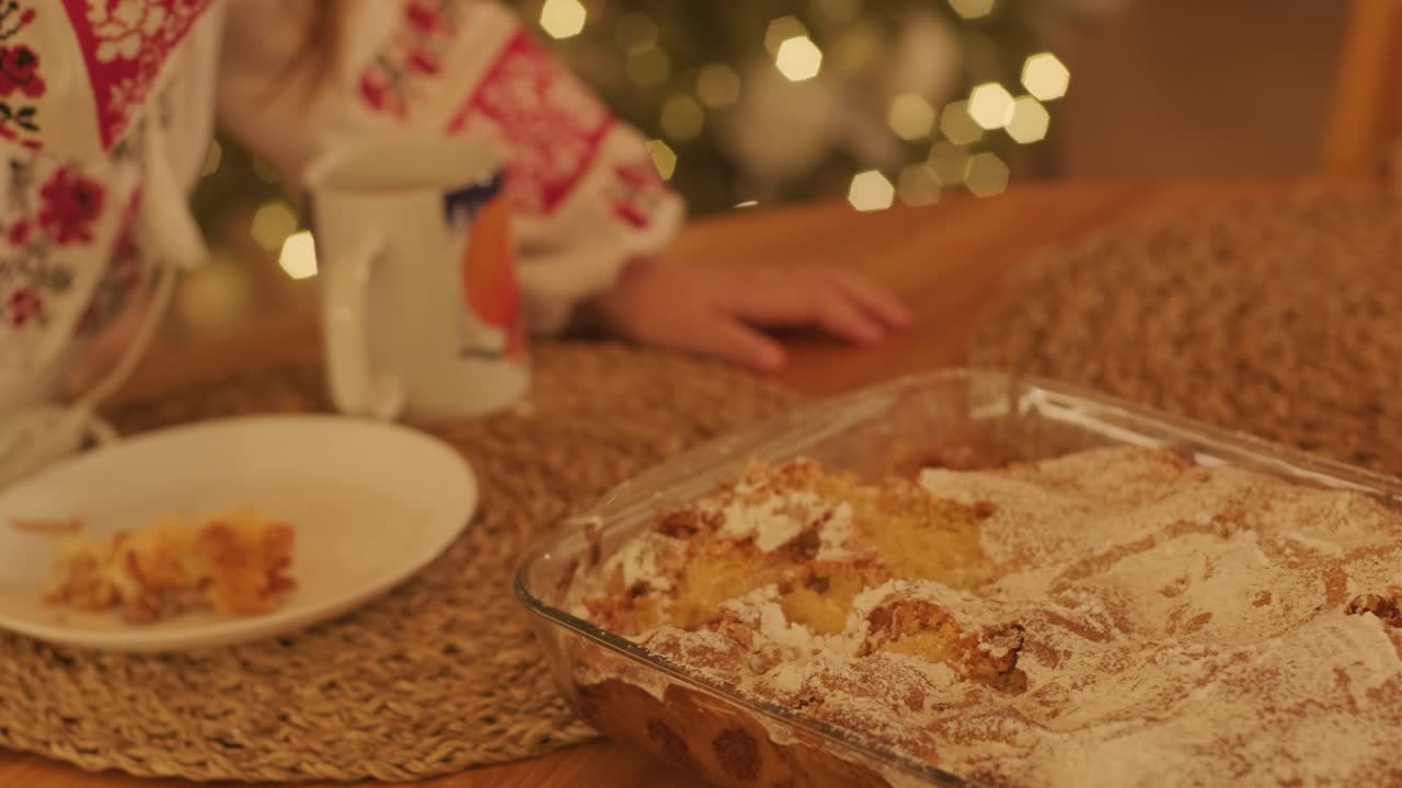 어머니 와 딸 이 크리스마스 축제 를 준비 하고 있다