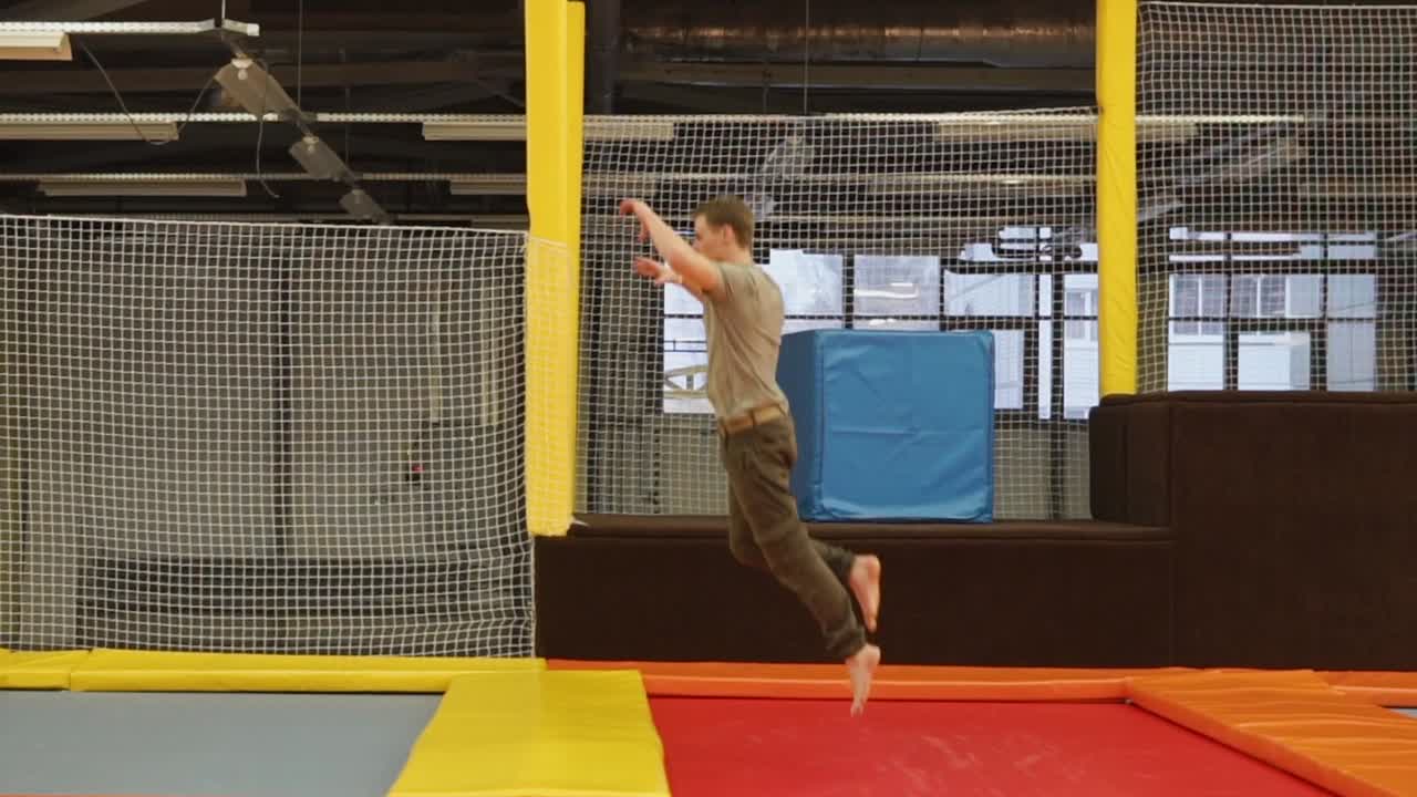 hombre haciendo un salto en un trampolín