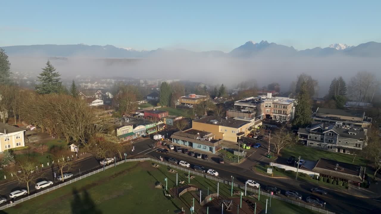 niebla sobre la ciudad de fort langley temprano en la mañana en la columbia británica, canadá.