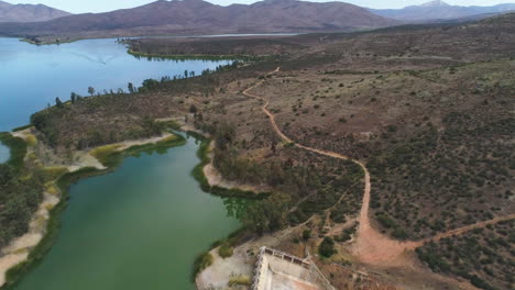 Antena:-Paisaje-Montañoso-Junto-Al-Lago-Verde