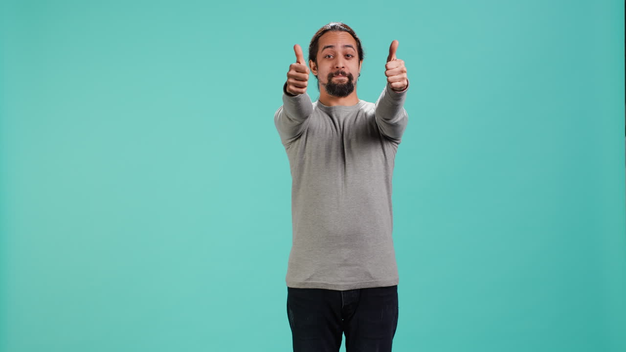 retrato de un hombre optimista mostrando los pulgares hacia arriba haciendo gestos