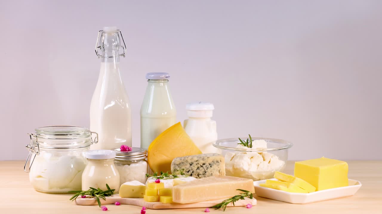 식탁 에 끔 하게 배열 된 여러 가지 유제품