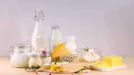 productos lácteos variados dispuestos cuidadosamente en la mesa