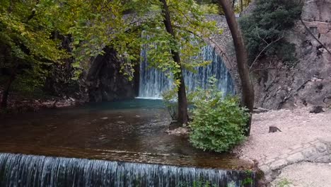 Sobre-Un-Viejo-Puente-Empedrado-De-Palaiokarias,-Tesalia-En-Grecia