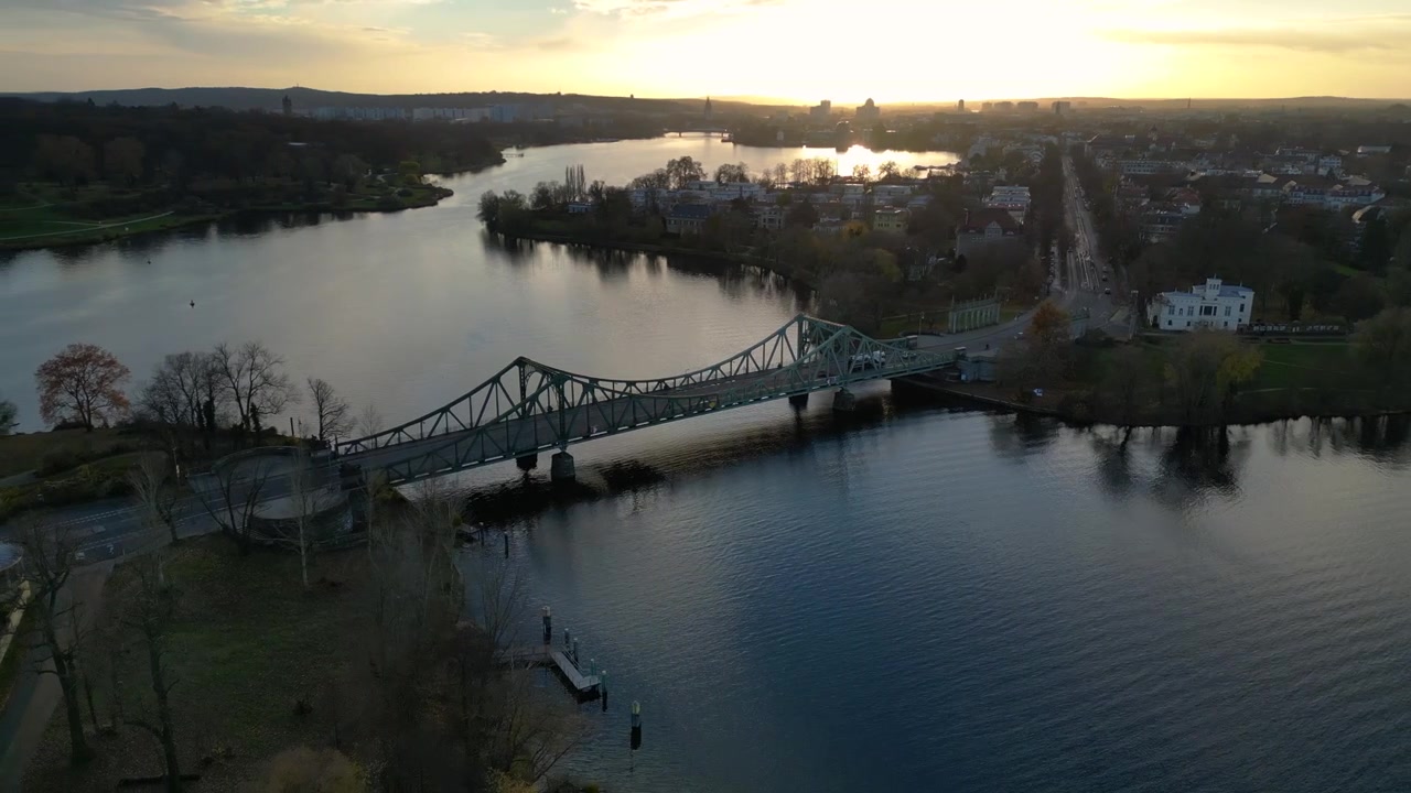 Ponte di Glienicke in autunno, che collega Potsdam e Berlino sul fiume Havel, Germania. Maestosa vista aerea, volo panoramico, orbita drone.