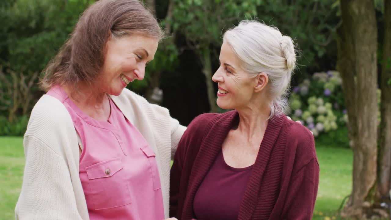 행복 한 백인 여성 고위 친구 들 이 정원 에서 이야기 하는 애니메이션
