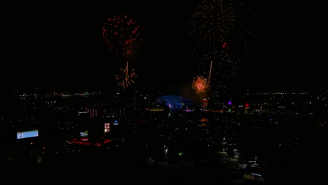 disparo de drones de coloridos fuegos artificiales de año nuevo
