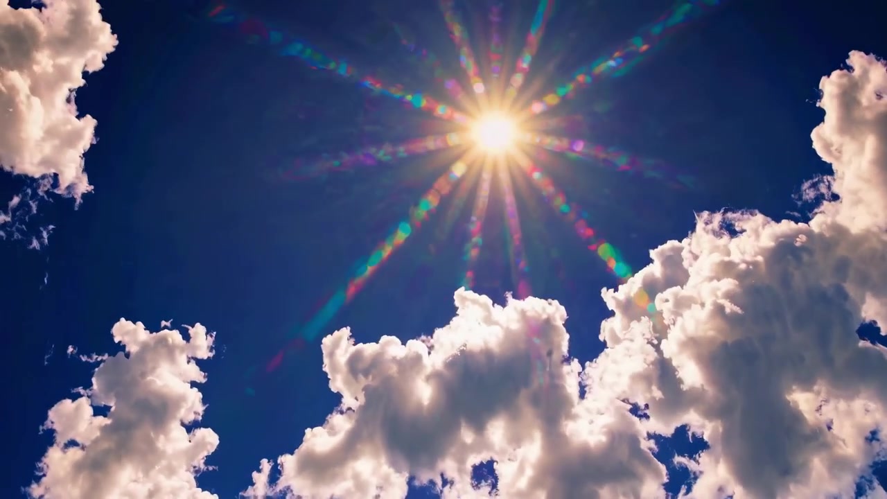 El sol brillante brilla a través de las nubes blancas en el cielo azul