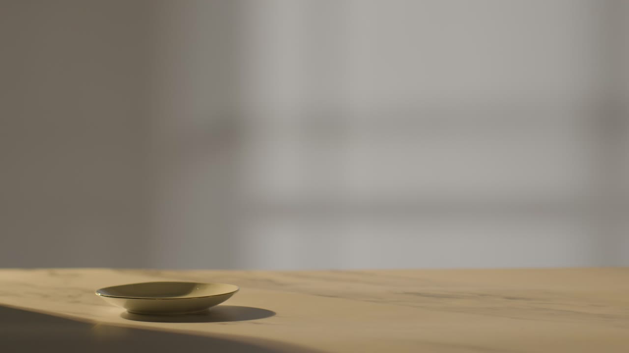 복사 공간과 함께 전통적인 증기 영국 차 컵을 집어 들고 마시는 사람의 스튜디오  ⁇