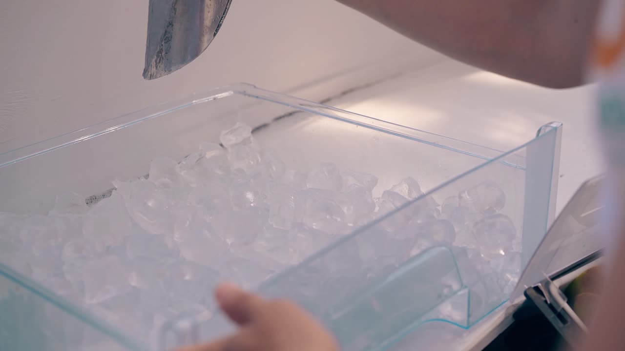el barman en la playa prepara cócteles refrescantes.