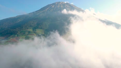 Vuelo-Aéreo-A-Través-De-Densas-Nubes-Blancas-Y-Hermoso-Monte-Sumergido-En-Segundo-Plano-Durante-El-Día-Soleado