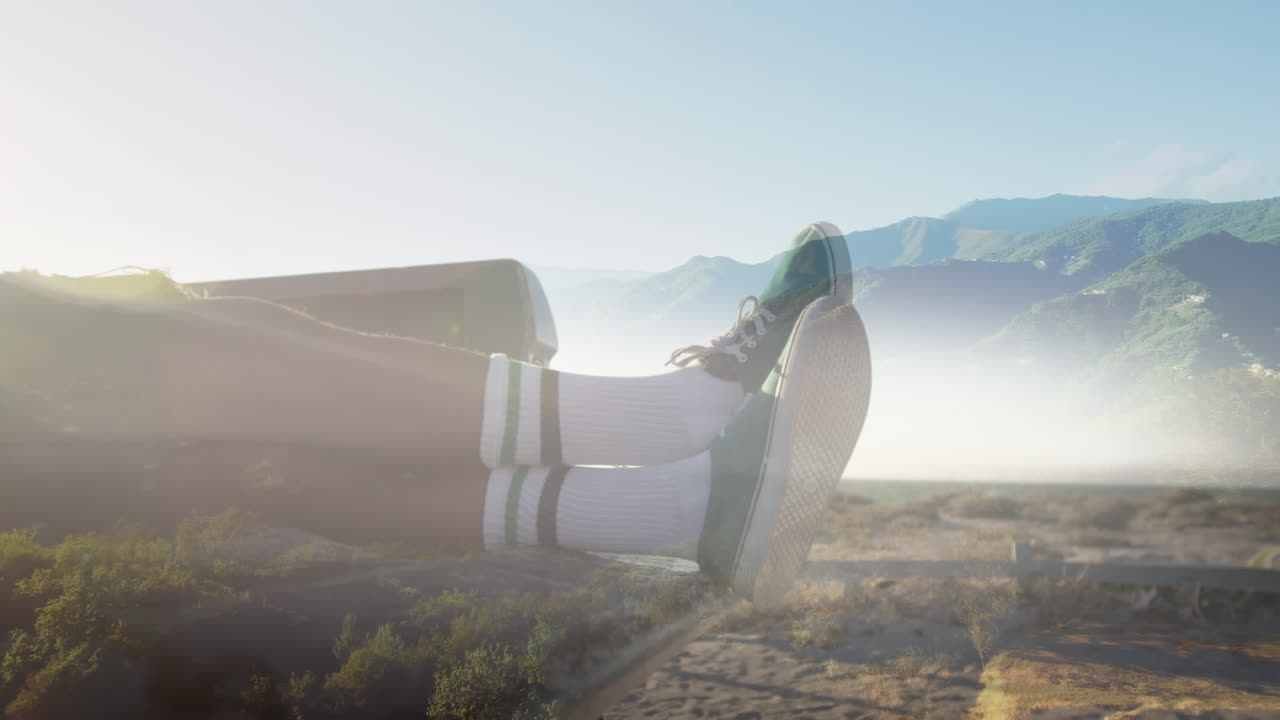 풍경 위의  ⁇ 은 날에 트럭 침대에서 휴식을 취하는 사람의 발의 애니메이션