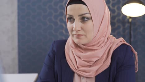 Muslim-business-woman-works-on-her-computer-in-the-office.