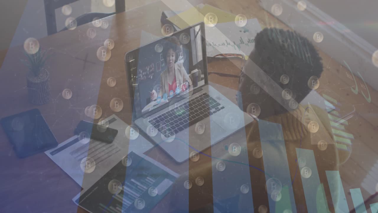 procesamiento de datos estadísticos y bitcoins cayendo contra una mujer que tiene una videollamada en una computadora portátil en casa