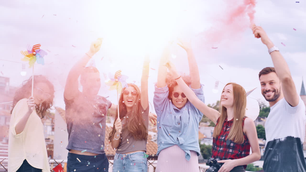 amigos celebrando con humo rosado y