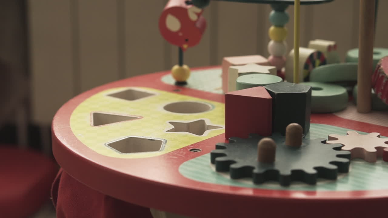 나무 장난감 테이블은 모양으로 놀고 배우기 위해 설정됩니다.