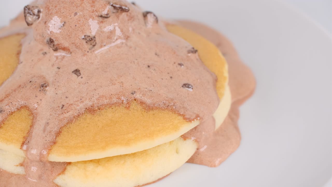 초콜릿 쿠키 아이스크림과 함께 팬케이크