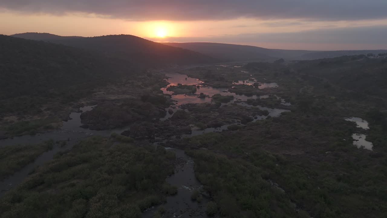 Esta jornada panorâmica de drone sobrevoa o Rio Komati que desperta, exibindo a beleza selvagem da natureza da África do Sul.