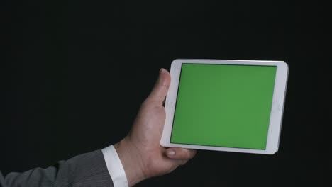 manos masculinas usando tableta con tecnología futurista
