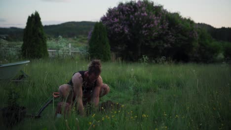agricultor que replanta plántulas de plantas en la granja.
