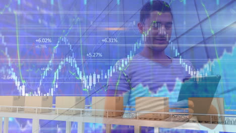 animación del procesamiento de datos financieros sobre cajas en cinta transportadora y hombre caucásico usando tableta