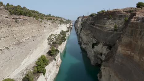 vuelo de drones a través del canal de corinto en grecia