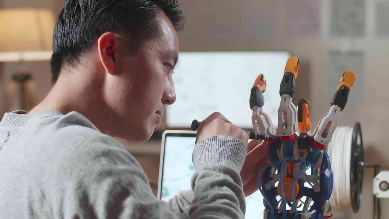 로 손을 사용하는 사람