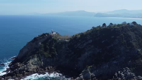 Leuchtturm-Auf-Der-Felsigen-Halbinsel-Im-Kantabrischen-Meer,-Spanien,-Baskenland