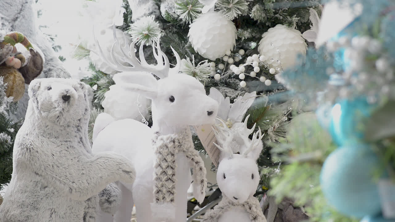 hermosa decoración navideña con animalitos blancos y fondo de árbol de navidad