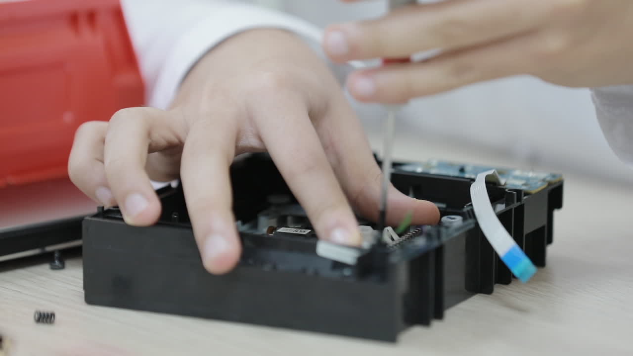 estudiante aprendiendo a arreglar el dispositivo