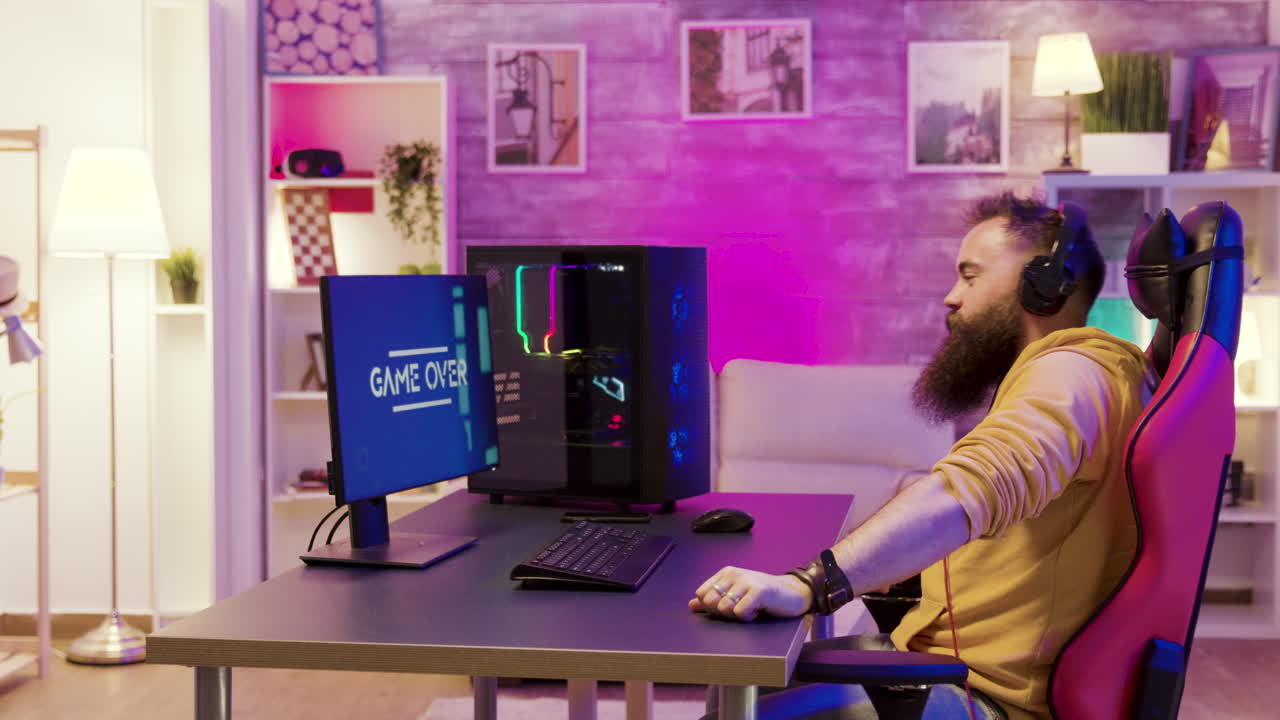 Hombre jugando videojuegos