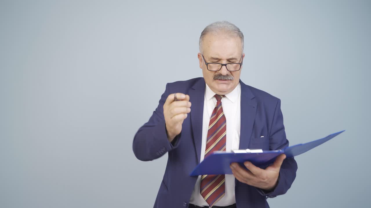el hombre de negocios cuestiona su fracaso.