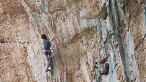 Escalador-Deportivo-Ascendiendo-En-Una-Montaña-Vertical