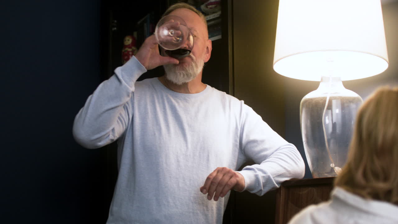 집 에서 음악 을 연주 하는 부부