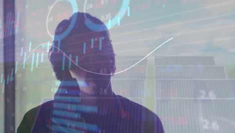 animación del procesamiento de datos sobre un empresario caucásico que usa un teléfono inteligente