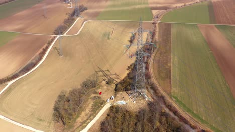 una torre de transmisión que transporta líneas eléctricas en el campo