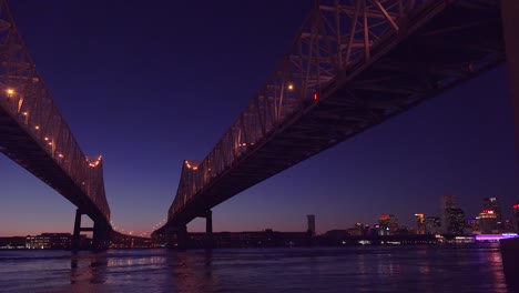 Hermosa-Foto-Del-Puente-De-La-Ciudad-De-Crescent-En-La-Noche-Con-Nueva-Orleans,-Luisiana-En-El-Fondo-1