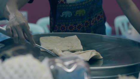 hombre en delantal con elefantes frituras pastelería tradicional
