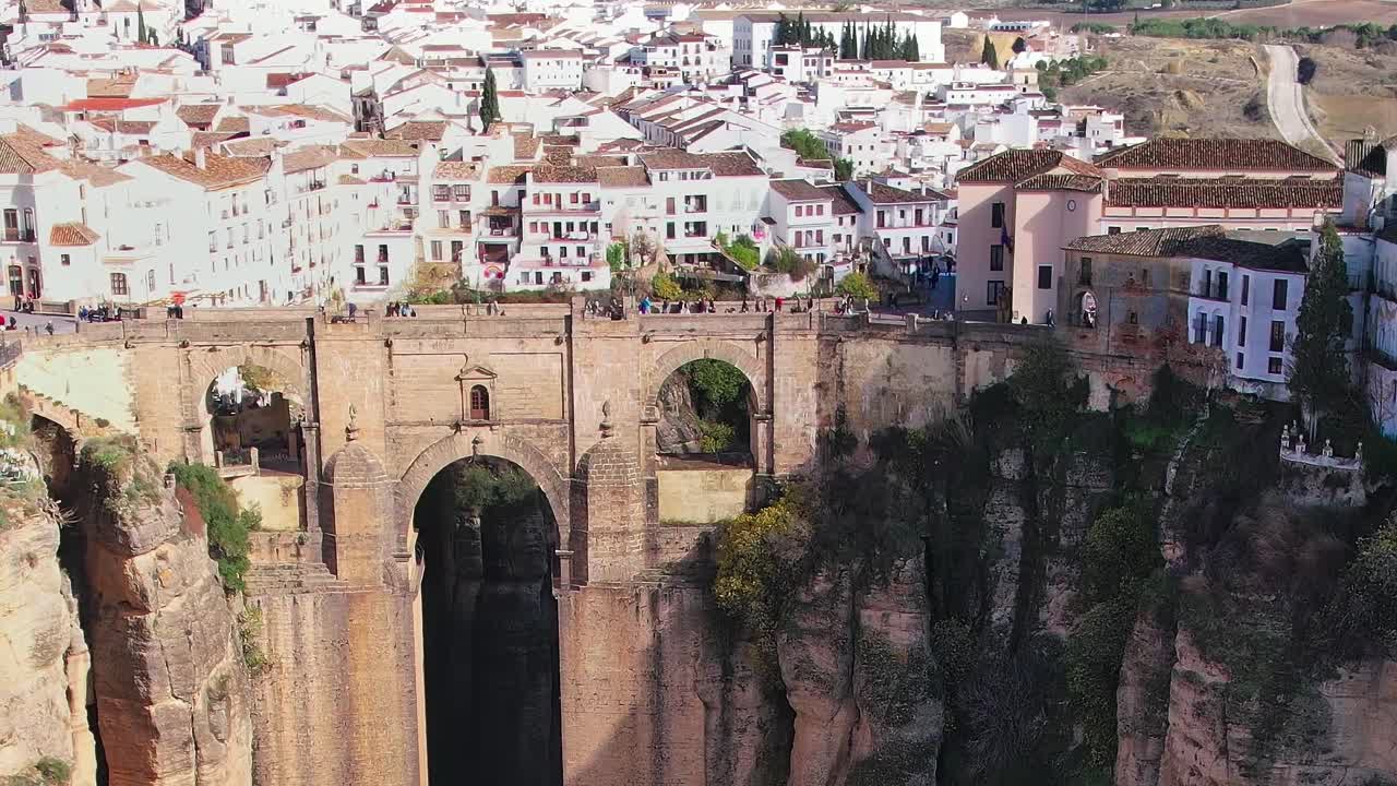 Udsigt over Puente Nuevo i Ronda, Spanien med hvide bygninger i baggrunden