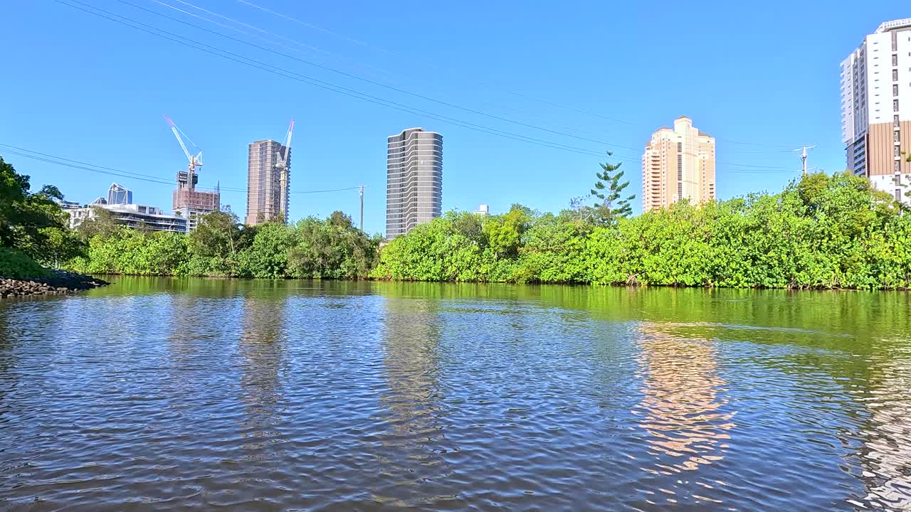 도시 스카이라인을 볼 수 있는 경치 좋은 강 항해