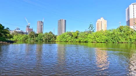 crucero panorámico por el río con vistas al horizonte de la ciudad