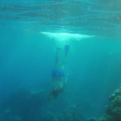 Wunderschöne-Unterwasserwelt-Ein-Junger-Mann-Taucht-Tief