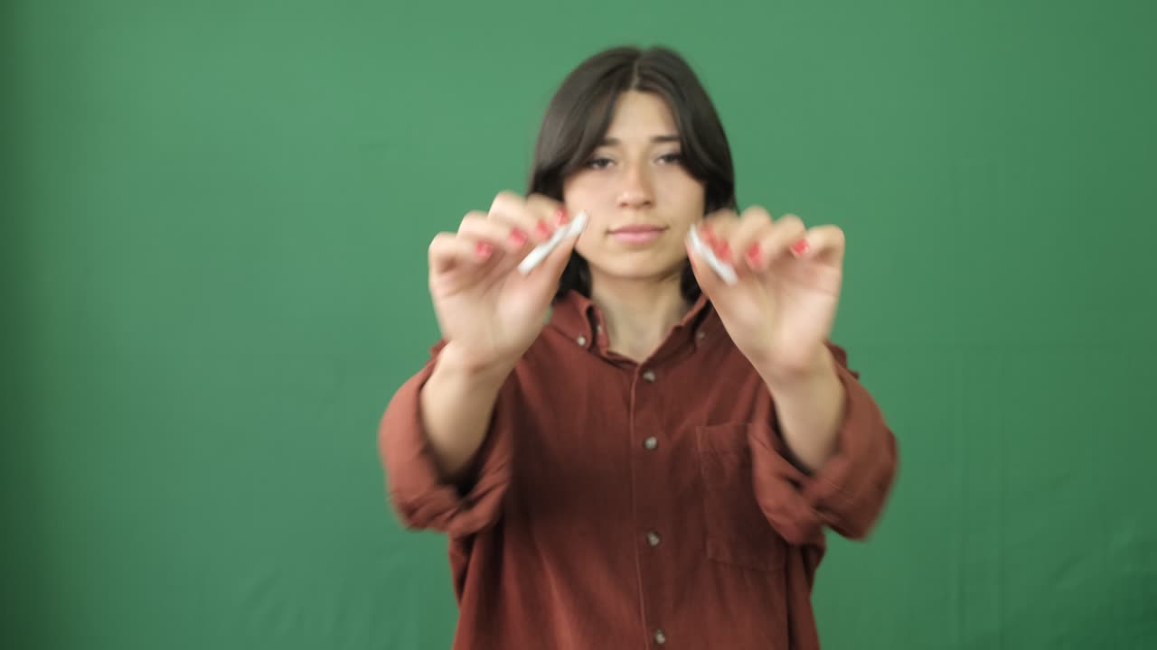 담배를 깨뜨리는 소녀