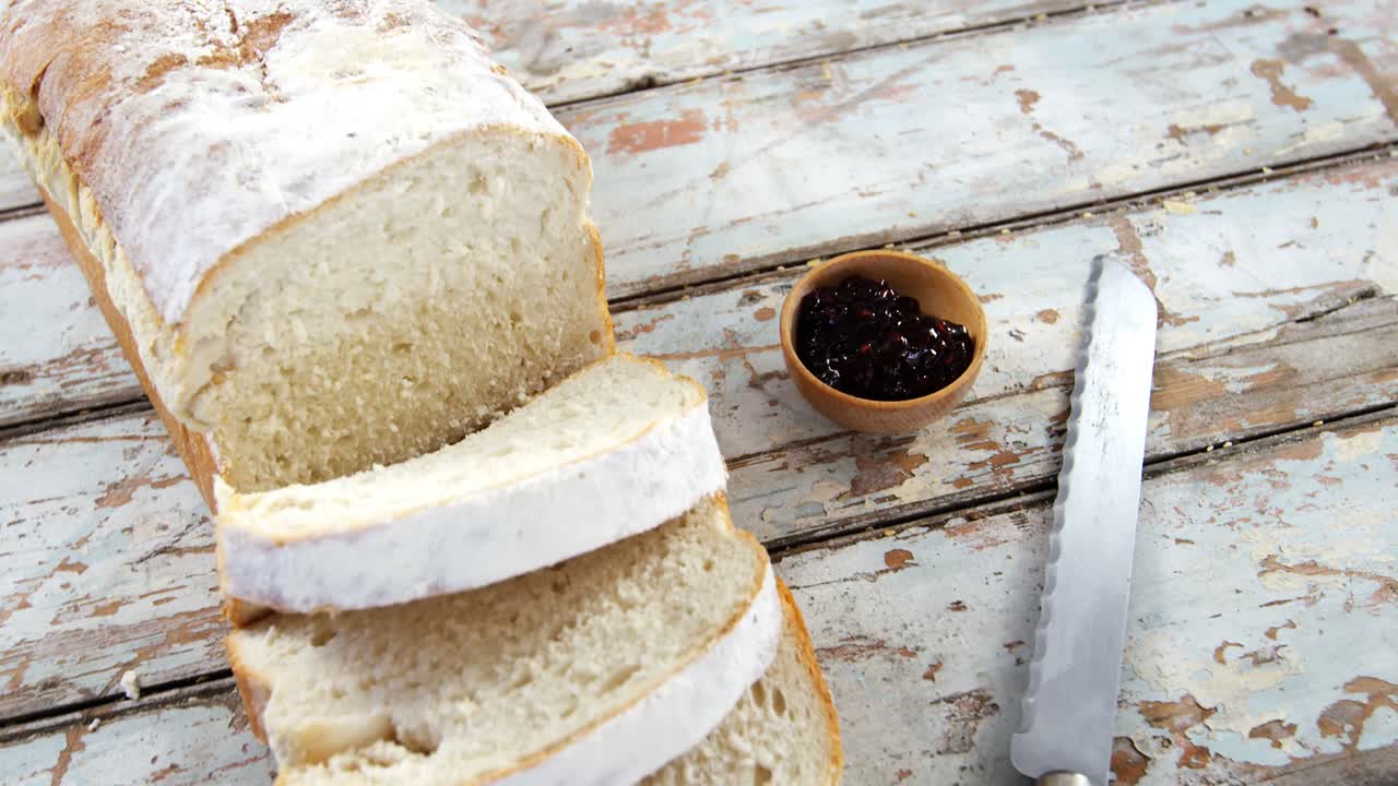 Slices of bread with jam and knife
