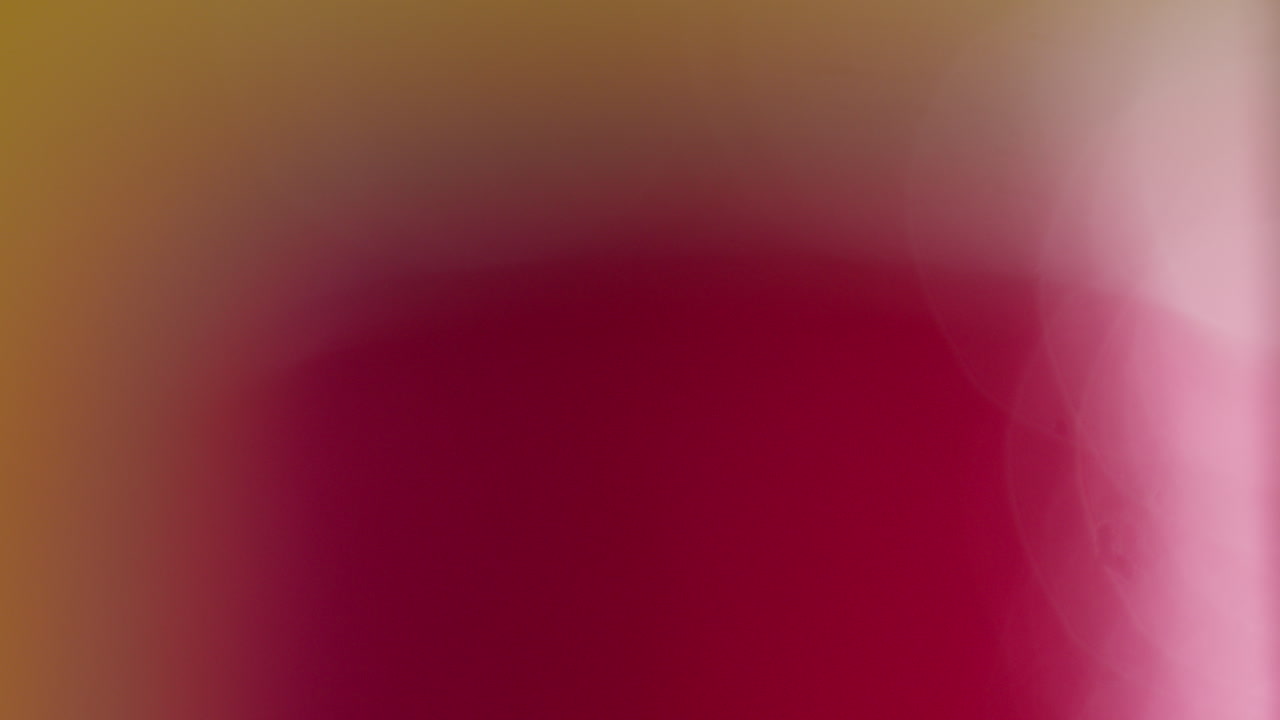 fotografía de cerca o macro de gotas de condensación en latas giratorias de cerveza fría o refrescos para llevar