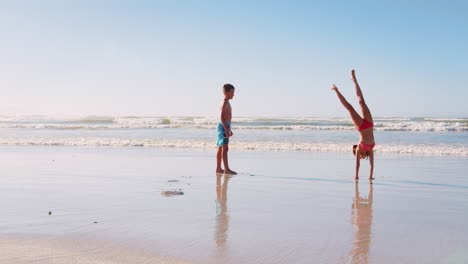 Niño-Y-Niña-En-Vacaciones-De-Verano-Jugando-Juntos-En-La-Playa